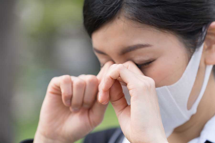 つい目をこすってしまう行為も、感染症のリスクが上がる（写真はイメージ）【写真：PIXTA】