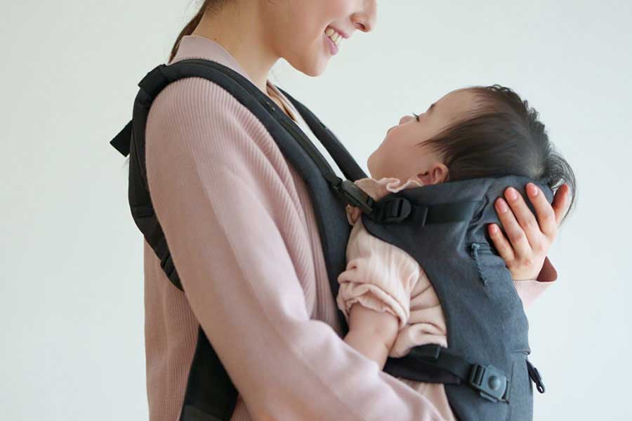 赤ちゃんを連れて買い物へ出かけたママ（写真はイメージ）【写真：写真AC】