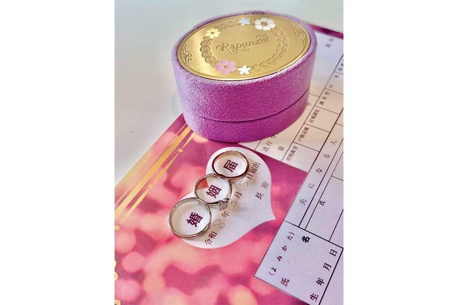 入籍報告に添えた婚姻届の写真【写真提供：天羽愛華（@o2_nmo）さん】