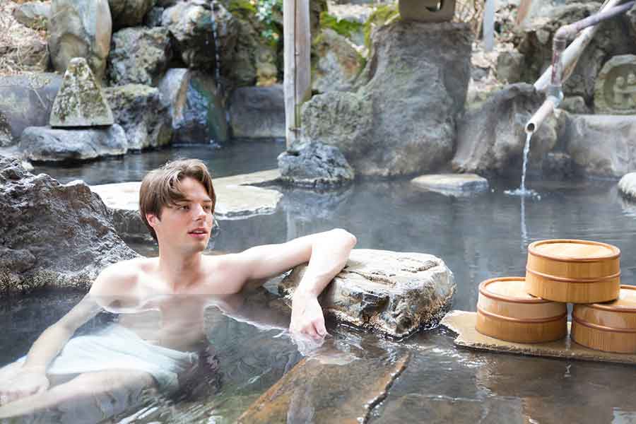 日本で初めて温泉を体験（写真はイメージ）【写真：写真AC】