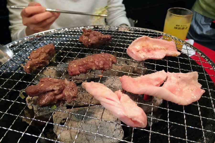 料理を取り分ける際、トングなどがない場合は戸惑うことも（写真はイメージ）【写真：写真AC】