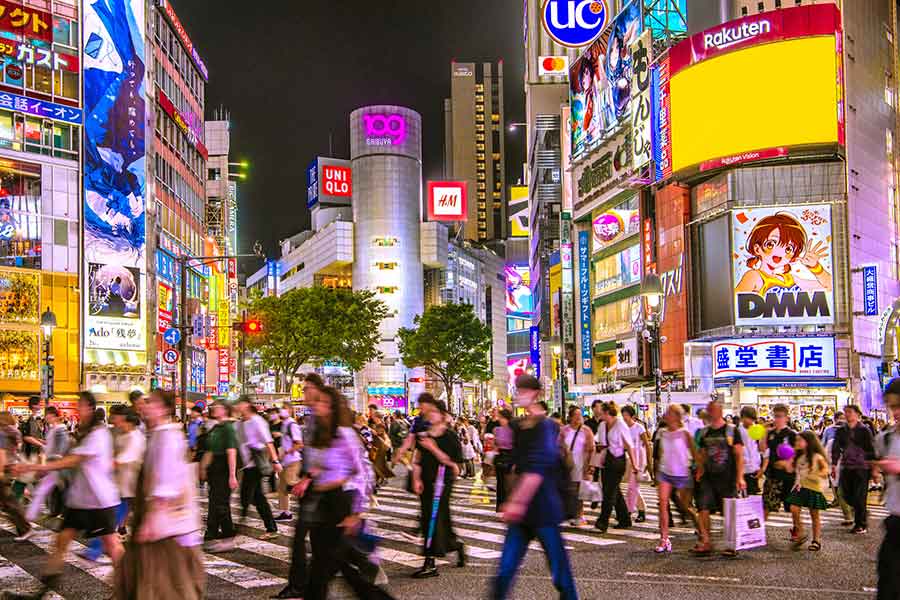 店や施設が縦に並ぶビルが多い都心の風景（写真はイメージ）【写真：PIXTA】