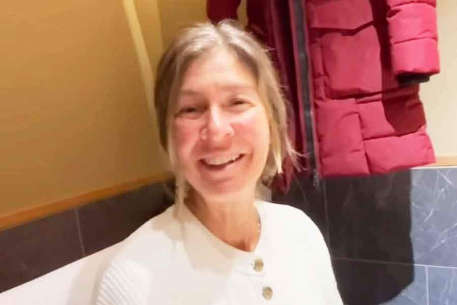 アメリカから日本へやってきたデビンさんのお母さん【出典：YouTube「日本食冒険記Tokyo Food Adventures」よりスクリーンショット】