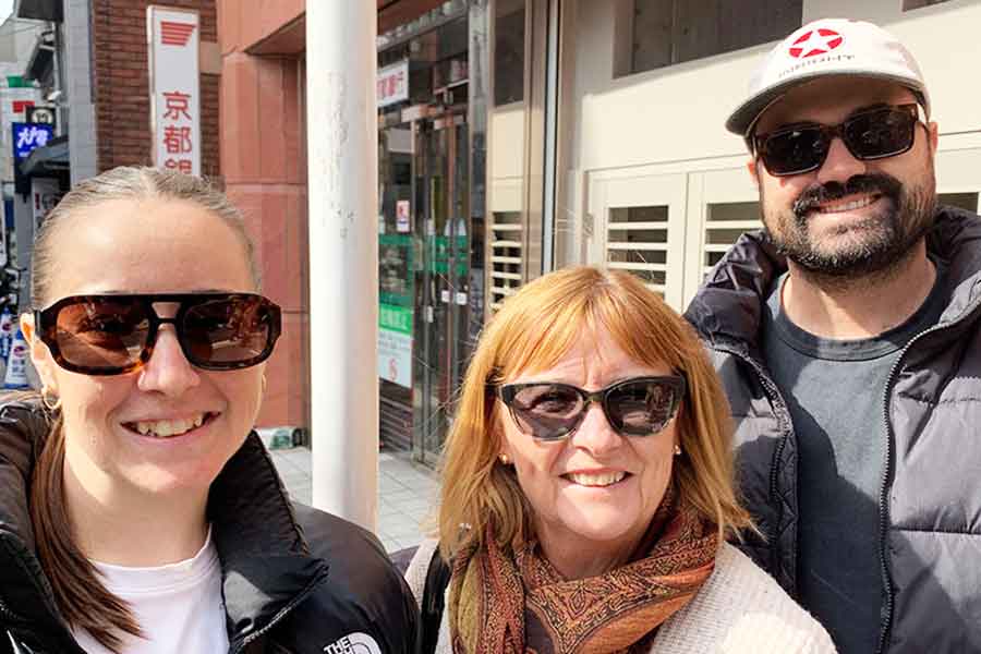 オーストラリアから来た(左から)クレアさん、母・キャサリンさん、夫・ジョーダンさん【写真:Hint-Pot編集部】