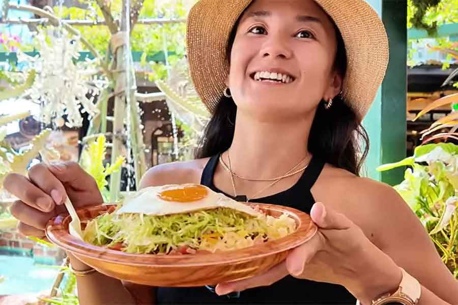 タコモコライスの価格にびっくり【出典：YouTube「Chihori's Vlog」よりスクリーンショット】