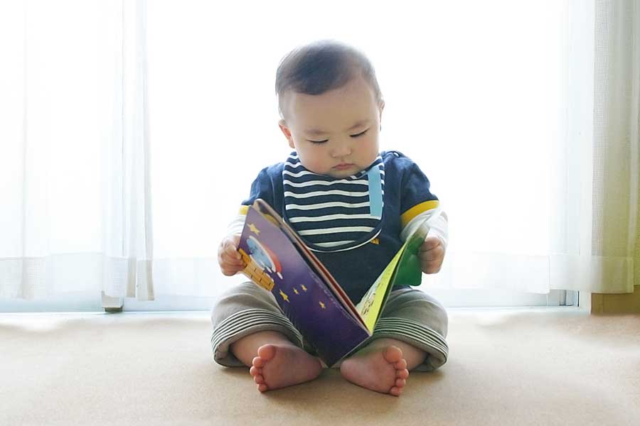 子どもが破ってしまった絵本の修復に悩む親は多い（写真はイメージ）【写真：PIXTA】