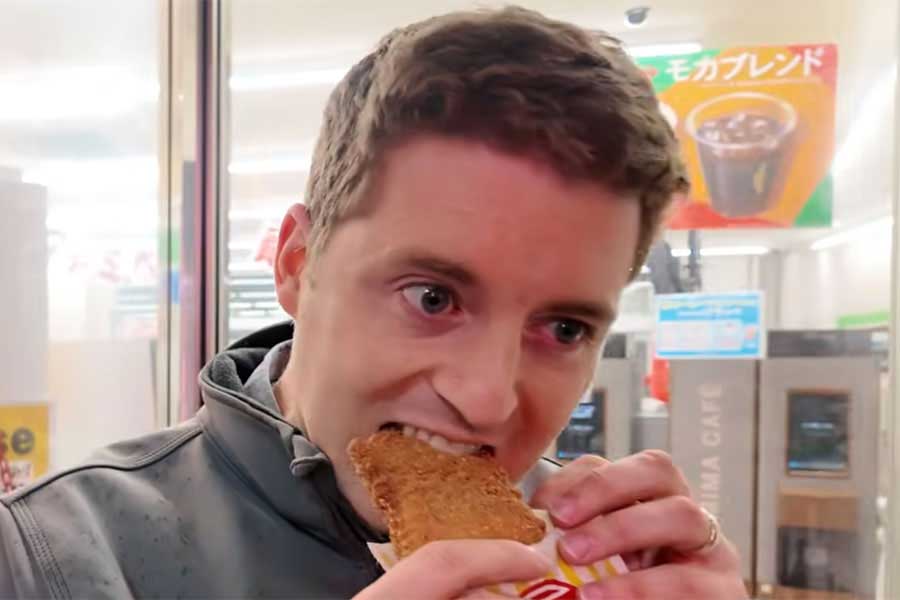 ジェイソンさんの勧めでファミチキに挑戦するトレヴァンさん【出典：YouTube「Jason Ray ジェイソンレイ」よりスクリーンショット】