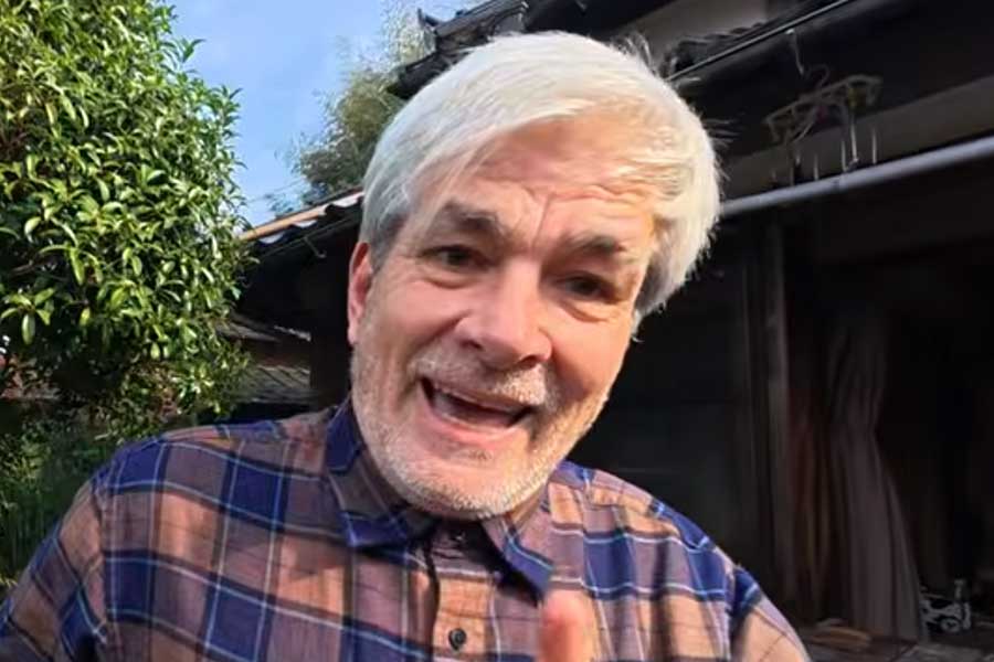 お正月を初めて日本で過ごしたオリパパ【出典:YouTube「Ori&Kaito」よりスクリーンショット】