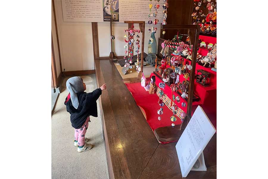 ひな飾りを見て、まさかの心配をする男の子【写真提供：ゴンゾウR4（@R453374510）さん】