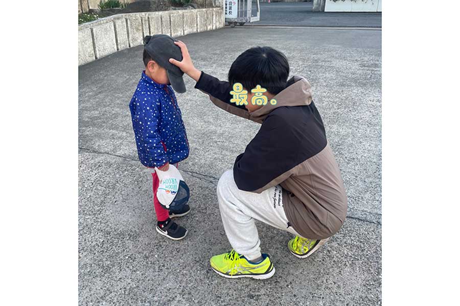 優しい兄や両親に囲まれ、すくすくと成長する四男くん【写真提供：ゴンゾウR4（@R453374510）さん】