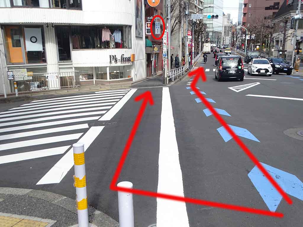 どっちを進むのが正解？　代官山駅入口交差点の様子【写真：Hint-Pot編集部】