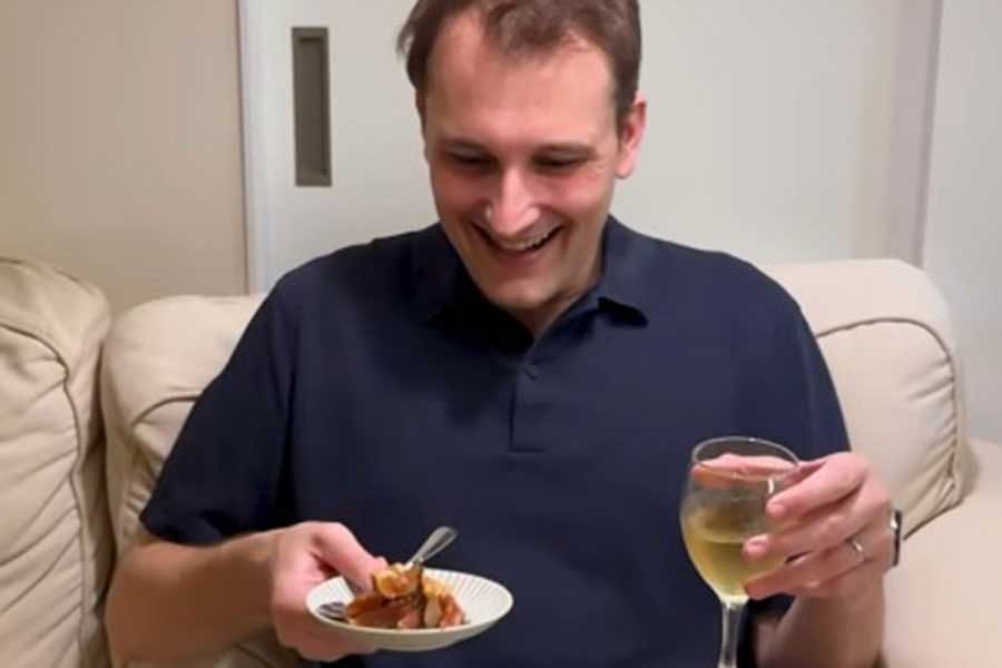 日本に染まる前のオレリアンさんは、タルトとシャンパンがご褒美【出典：インスタグラム（bebechan_france）よりスクリーンショット】