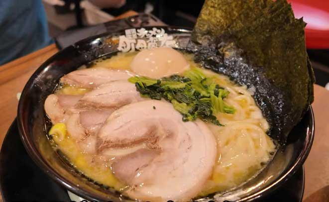 日本のラーメンの見た目に感激し、「花のアレンジみたい」と表現【出典：YouTube「Jason Ray ジェイソンレイ」よりスクリーンショット】