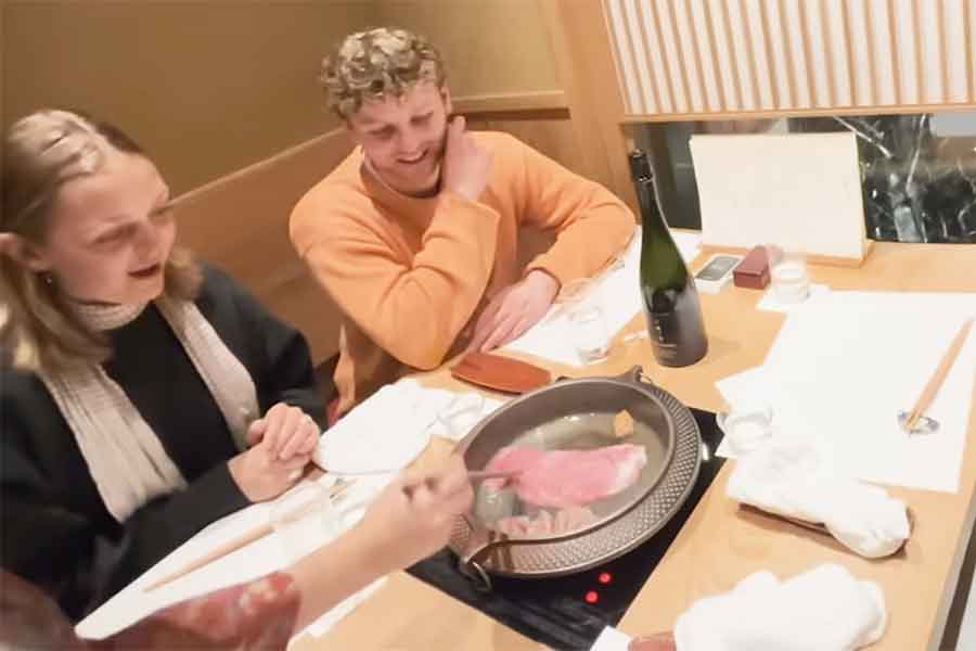 和牛のすき焼きに感動が止まらない【出典：YouTube「日本食冒険記Tokyo Food Adventures」よりスクリーンショット】