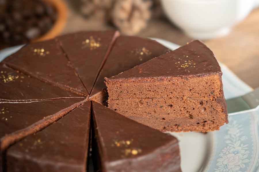 オーストリアの伝統菓子、ザッハトルテ【写真：PIXTA】