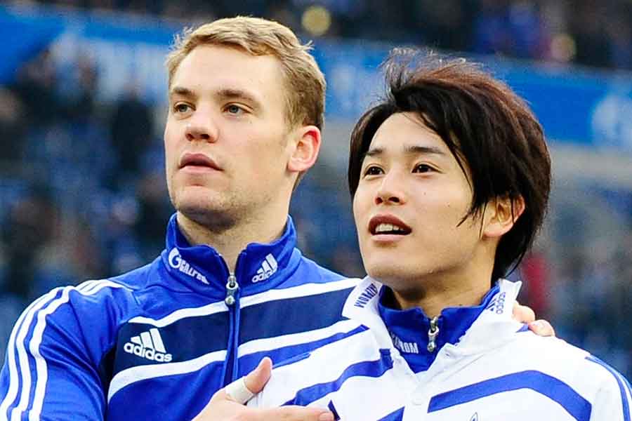 15年前の（右から）内田篤人さんとマヌエル・ノイアー選手【写真：Aflo】