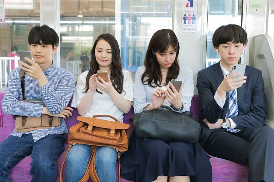 スマホに目をやる人が多い車内の光景（写真はイメージ）【写真：PIXTA】