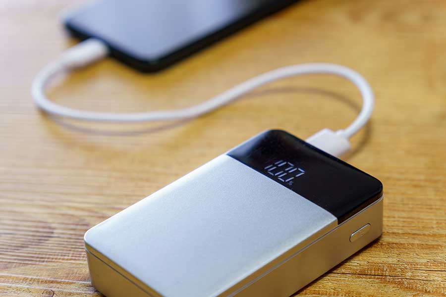 モバイルバッテリーはいまや生活必需品（写真はイメージ）【写真：写真AC】