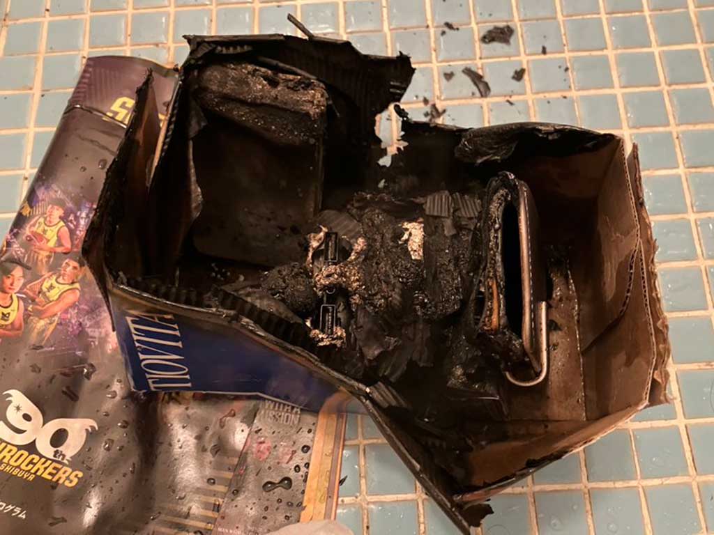 箱の中で黒焦げになったモバイルバッテリー【写真提供：さらね（@Sarane_BGL）さん】