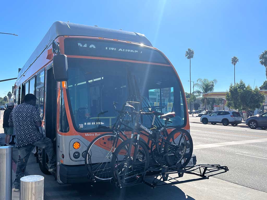 揺れが激しい、ロサンゼルス市内を走るバス【写真:Yo】