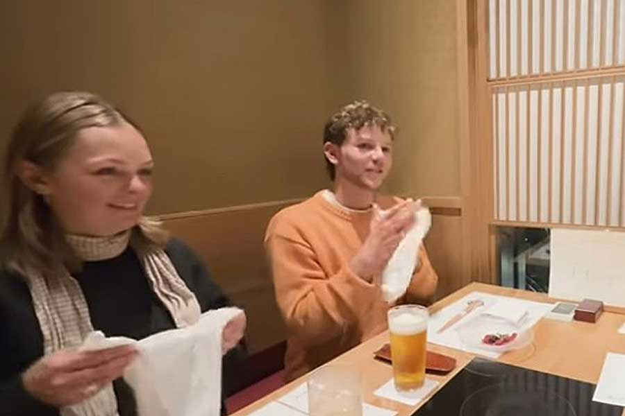 日本のおしぼり文化に感動【出典：YouTube「日本食冒険記Tokyo Food Adventures」よりスクリーンショット】
