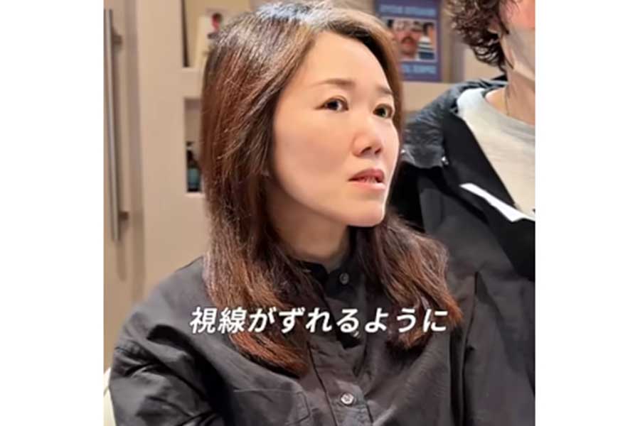 フェイスラインへの悩みを抱えていた女性【出典：YouTube「コウタ 美容師 イメチェンカラー」よりスクリーンショット】