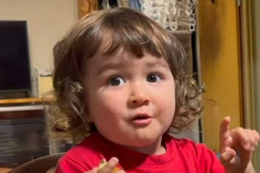 おじいちゃんの手料理が大好きな、Amiさんの三男・ソノくん【出典：YouTube「Ami’s Life」よりスクリーンショット】