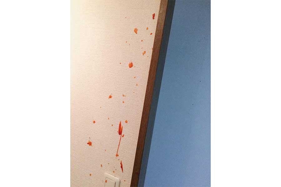 壁に飛び散ったトマトケチャップ【写真提供：炭竃智弘 / SUMIKAMA TOMOHIRO（@sumikama_dap）さん】