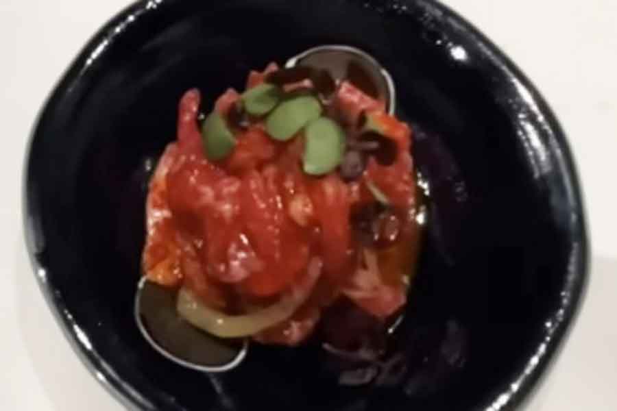 近江牛のユッケに感動【出典：YouTube「日本食冒険記Tokyo Food Adventures」よりスクリーンショット】