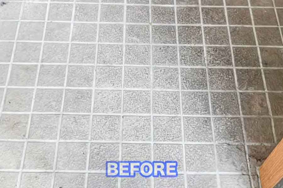 一見すると、暗いグレーのタイルだけれど…【出典:YouTube「お掃除職人きよきよ」よりスクリーンショット】