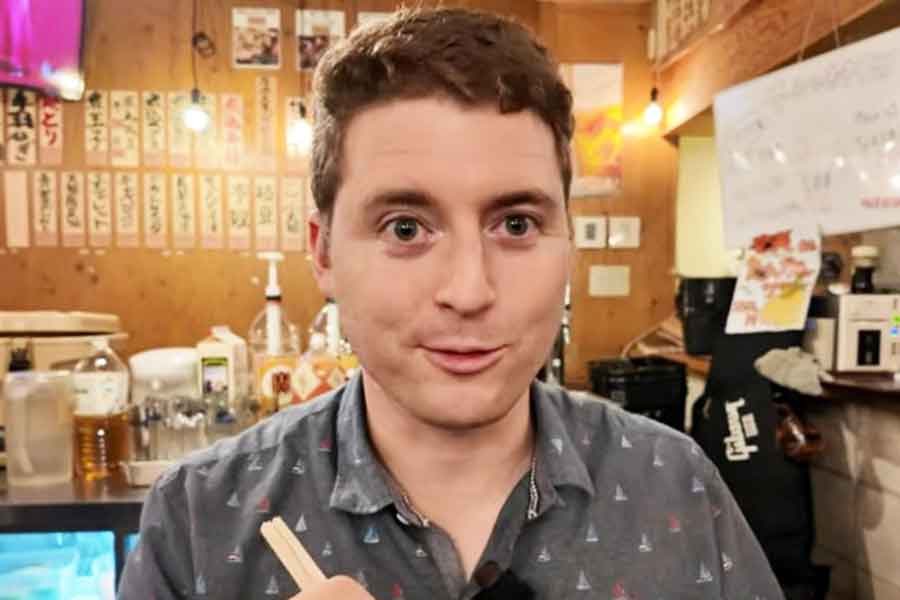 日本の居酒屋での食体験を楽しむ、ジェイソンさんの義兄・トレヴァンさん【出典:YouTube「Jason Ray ジェイソンレイ」よりスクリーンショット】