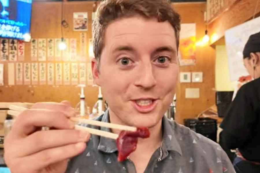 初めて味わった馬刺しに感動【出典：YouTube「Jason Ray ジェイソンレイ」よりスクリーンショット】