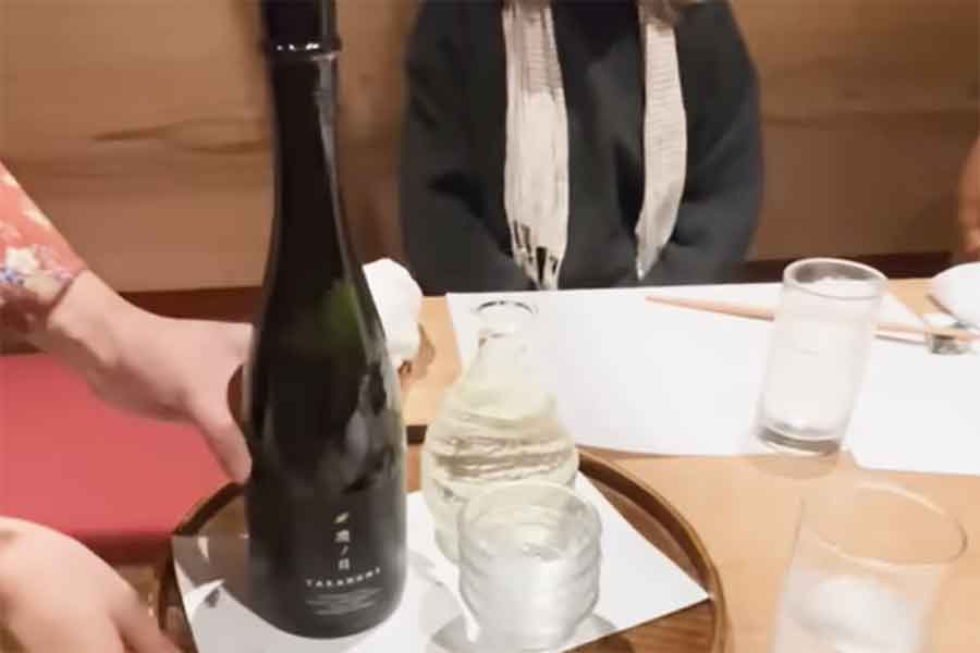日本酒に感動【出典：YouTube「日本食冒険記Tokyo Food Adventures」よりスクリーンショット】
