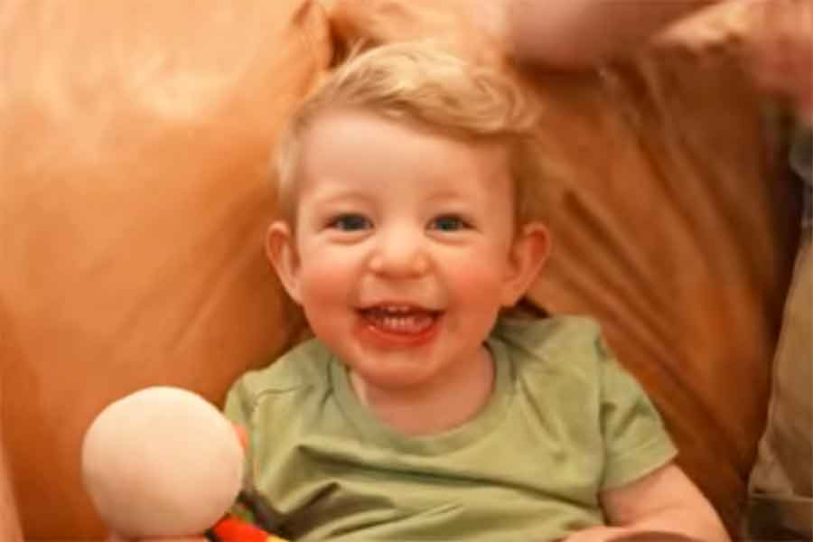 ジェイソンさんの息子・エライジャくん【出典:YouTube「Jason Ray ジェイソンレイ」よりスクリーンショット】