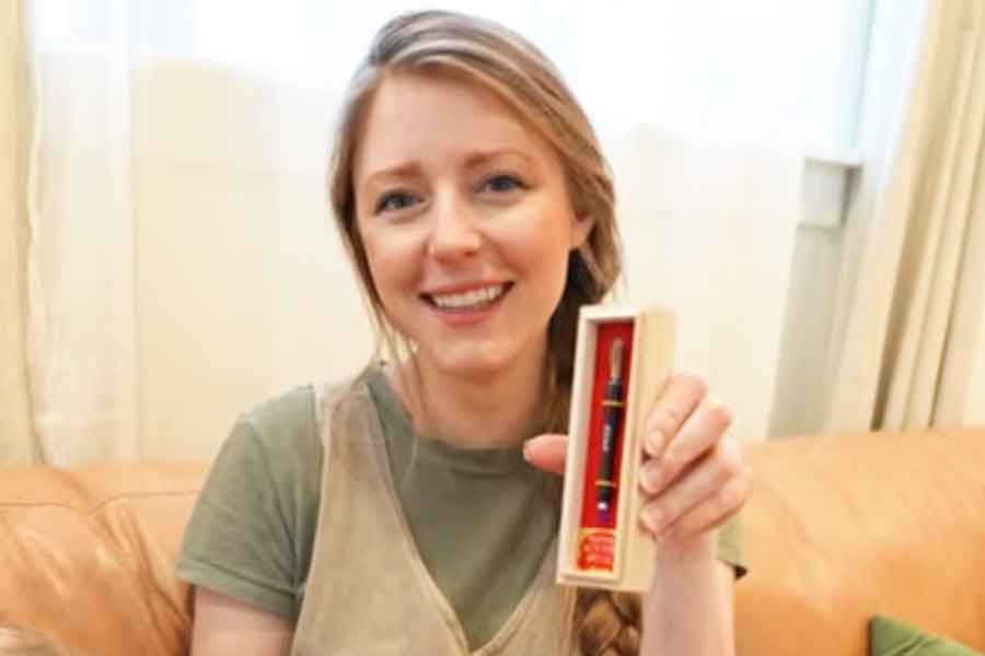 美しい胎毛筆ににっこり【出典：YouTube「Jason Ray ジェイソンレイ」よりスクリーンショット】