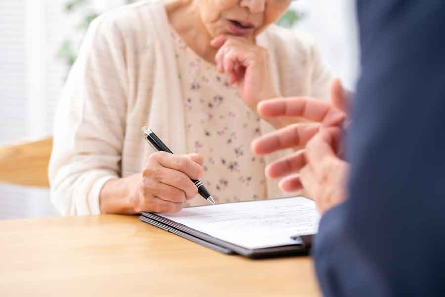訪問購入トラブルに注意（写真はイメージ）【写真：PIXTA】