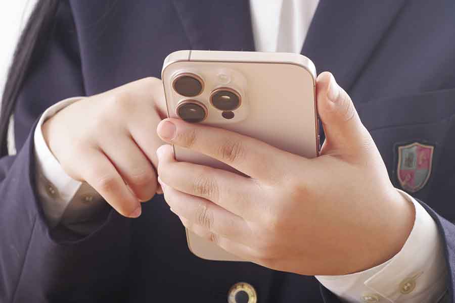 子どもたちにとってもスマホは手放せないツール(写真はイメージ)【写真:写真AC】