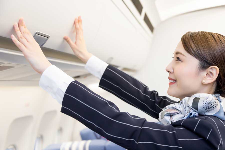 飛行機内では快適に過ごしたい（写真はイメージ）【写真：PIXTA】