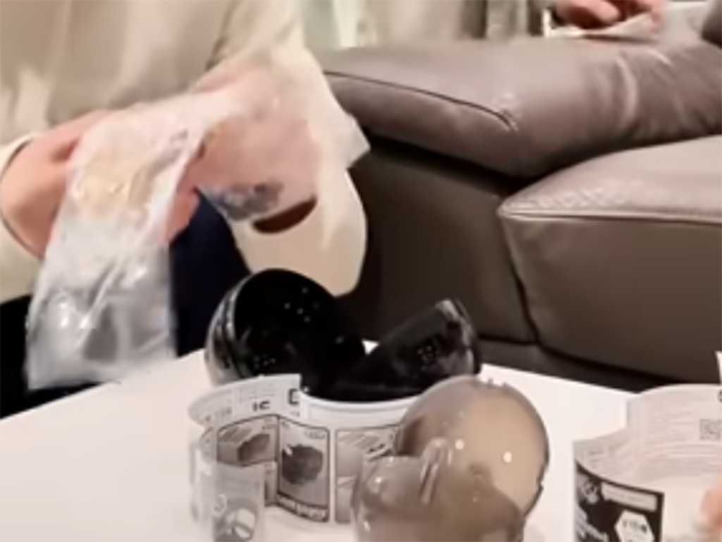 動く仕掛けがあるカプセルトイ【出典：YouTube「Chihori's Vlog」よりスクリーンショット】