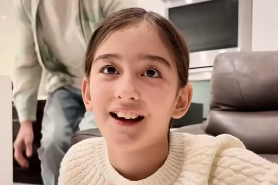 日本のお土産に喜ぶエリーシャちゃん【出典：YouTube「Chihori's Vlog」よりスクリーンショット】