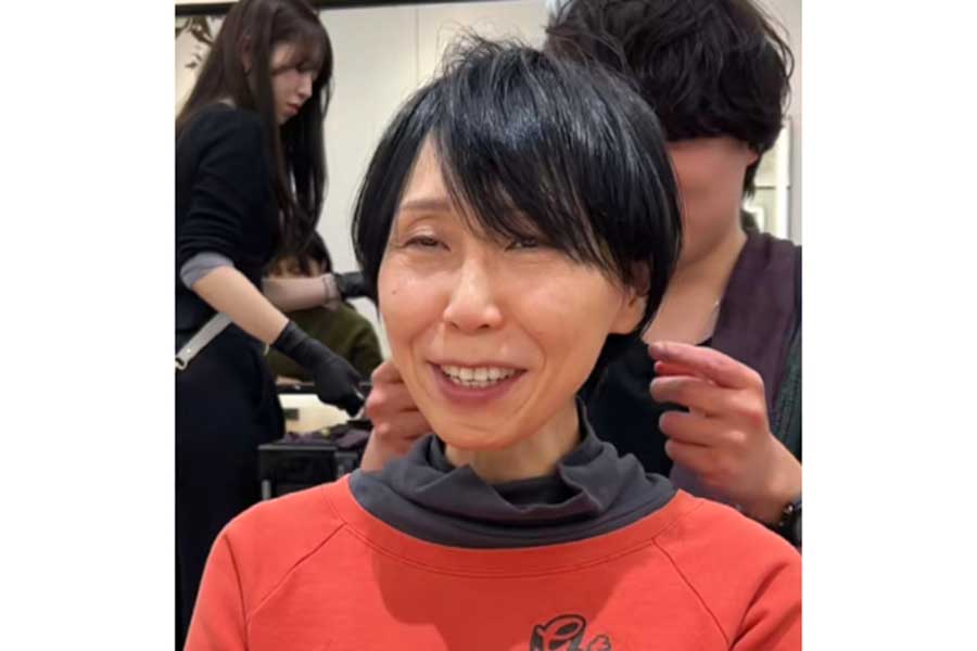 表情も明るくなったカット後の女性【出典：TikTok（takatsu_short）よりスクリーンショット】