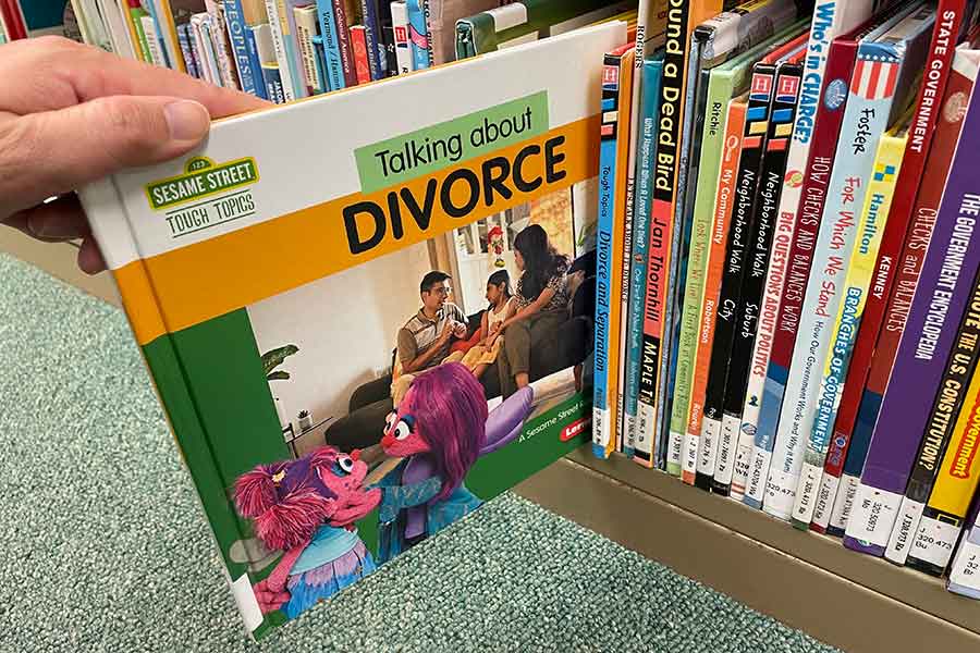 離婚に関する幼児向け絵本。「セサミ・ストリート」や有名絵本作家が手がけたものなど、子どもが親しみやすい内容になっている【写真：i-know】