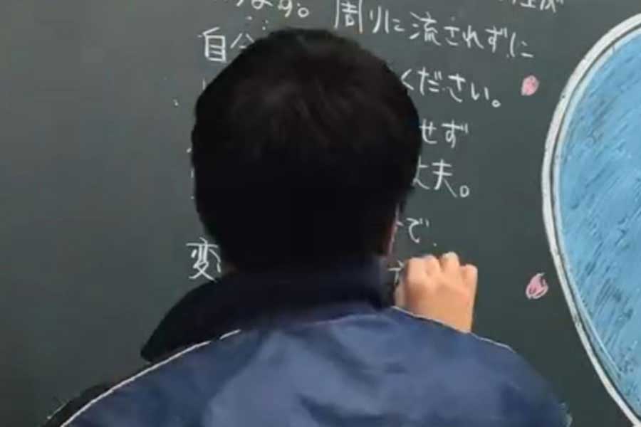 黒板に、卒業生への思いを込めるRyoさん【出典：スレッズ（nekomasamune）よりスクリーンショット】