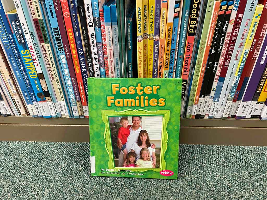 図書館に置かれているフォスターファミリー（里親制度）の本。5～6歳の子どもが読めるレベルの文章と、写真でわかりやすく構成されている【写真：i-know】