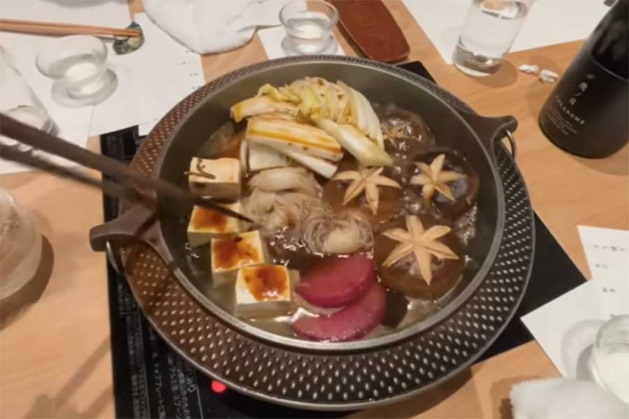 豆腐が入ったすき焼き。好き嫌いが分かれた【出典：YouTube「日本食冒険記Tokyo Food Adventures」よりスクリーンショット】