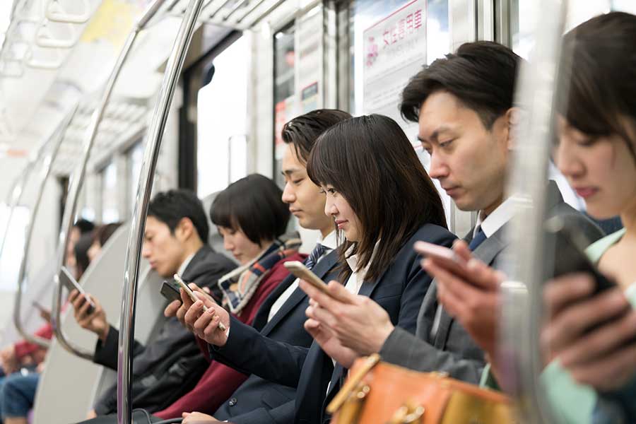 日本では、静かに過ごすことがマナーとされる車内空間（写真はイメージ）【写真：PIXTA】