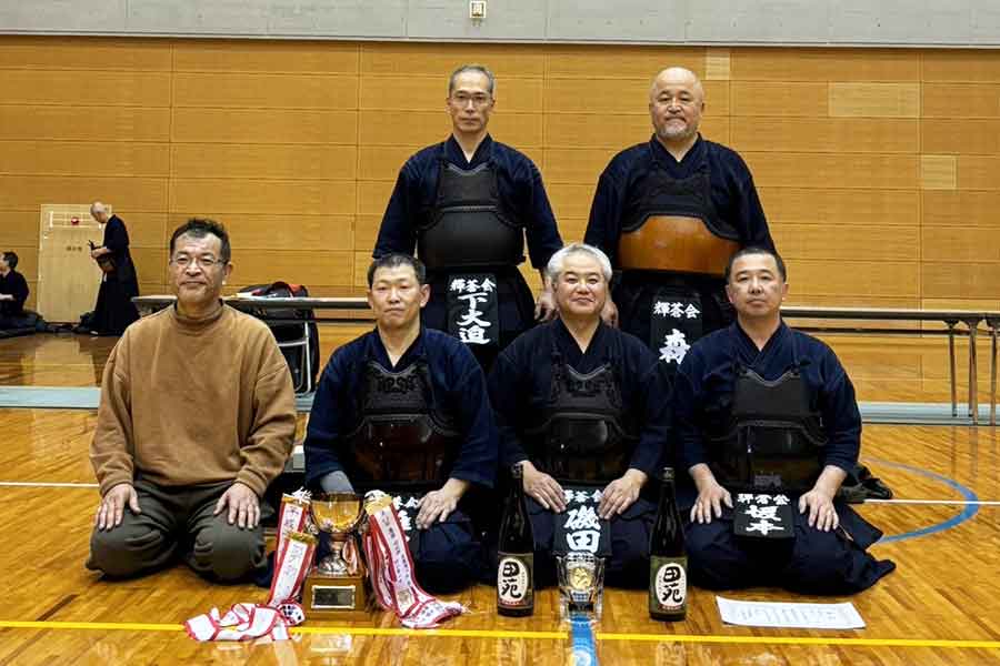 昨年、鹿児島・薩摩川内市剣道連盟主催の大会で優勝したときの難波さん（前列左から2番目）【写真：本人提供】