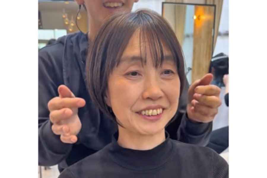 大満足の仕上がりに思わず笑みがこぼれる女性【出典：TikTok（view_sho_）よりスクリーンショット】