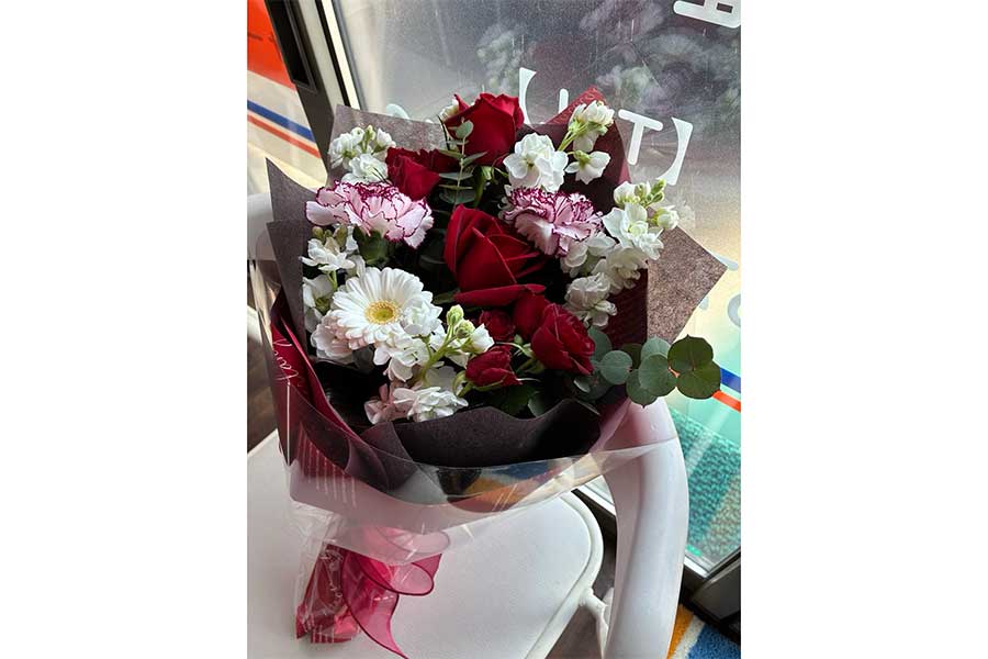 息子さんが先輩に渡した華やかな花束【写真提供：こが整骨院　はりきゅうスポーツマッサージ（kogaseikotuin）さん】