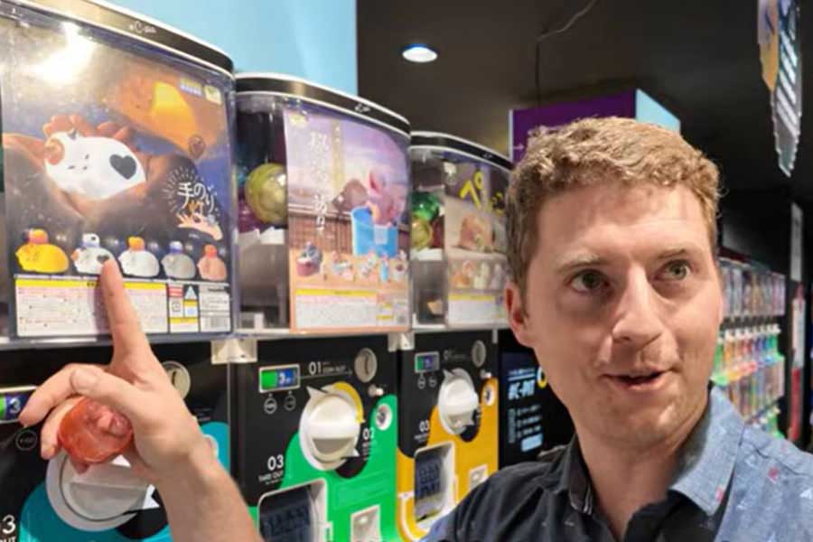 カプセルトイに魅了されたトレヴァンさん【出典：YouTube「Jason Ray ジェイソンレイ」よりスクリーンショット】